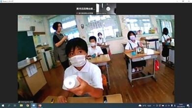 参加児童が工作する様子（PC画面より）