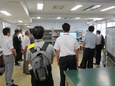 説明を行う前准教授