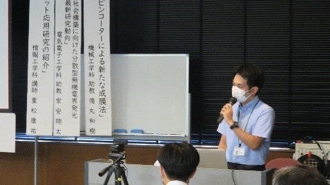 ①講演を行う德丸助教