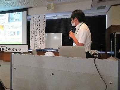 ②講演を行う常安助教