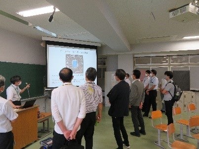 説明を行う木本教授