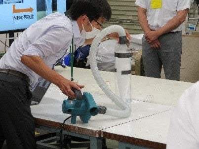 左：実演を行う稲垣准教授