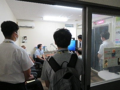 説明を行う靏教授