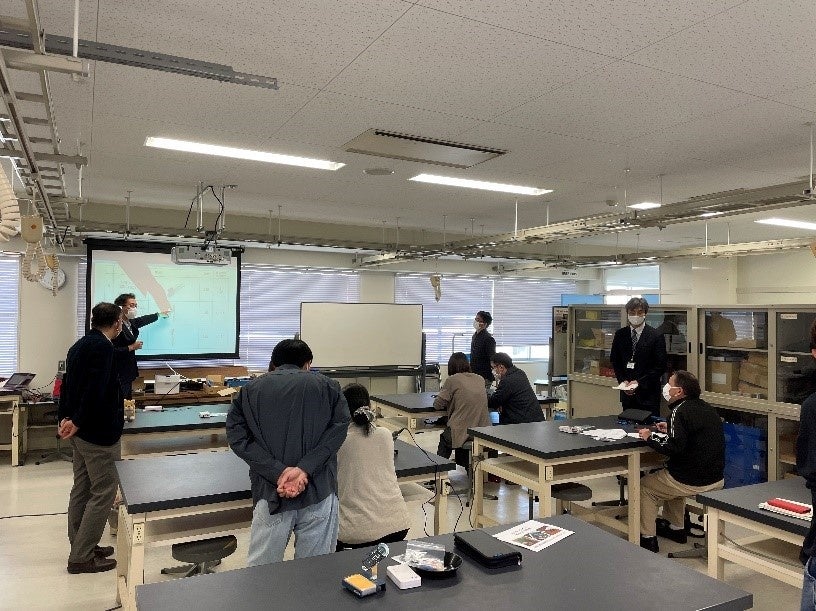 富山高専にて「触るスイッチ」説明の様子