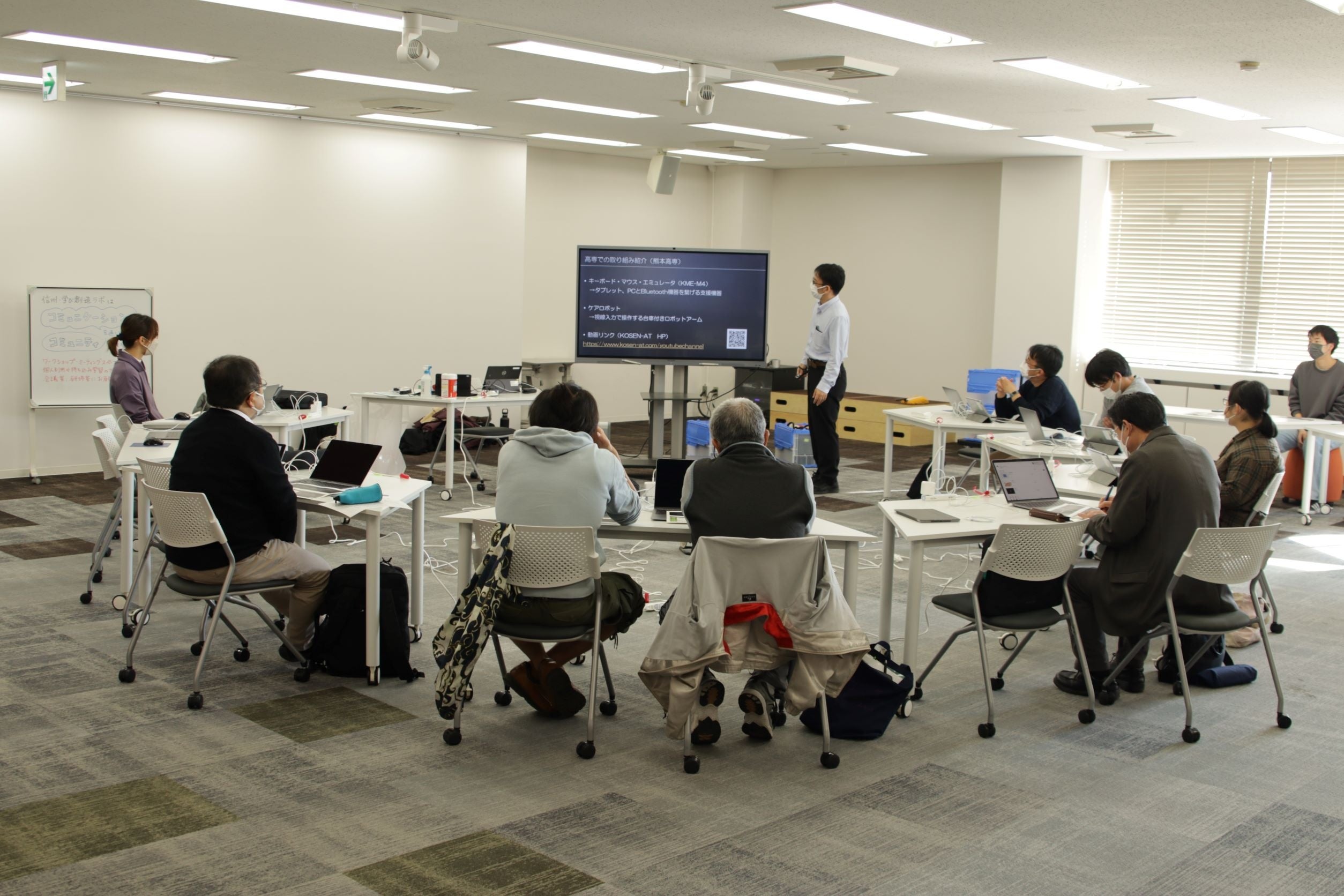 プログラミングについて説明している様子