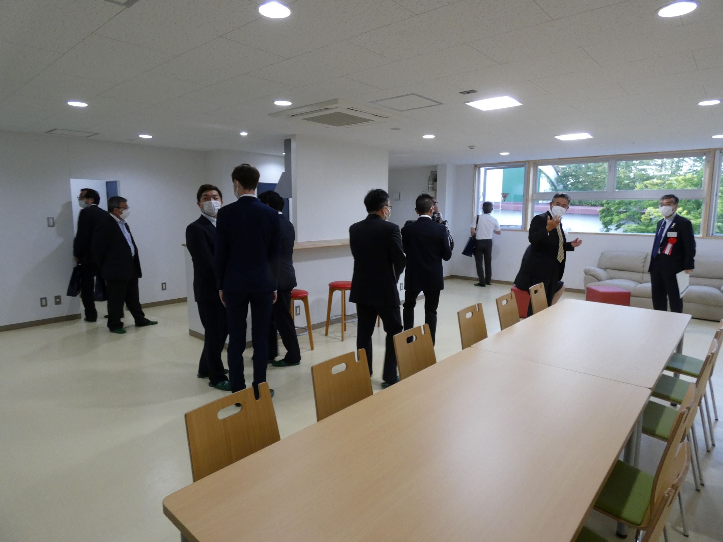 混住型学生寮N棟を見学する来賓ら