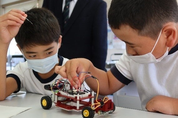 バギーカーの配線を行う児童