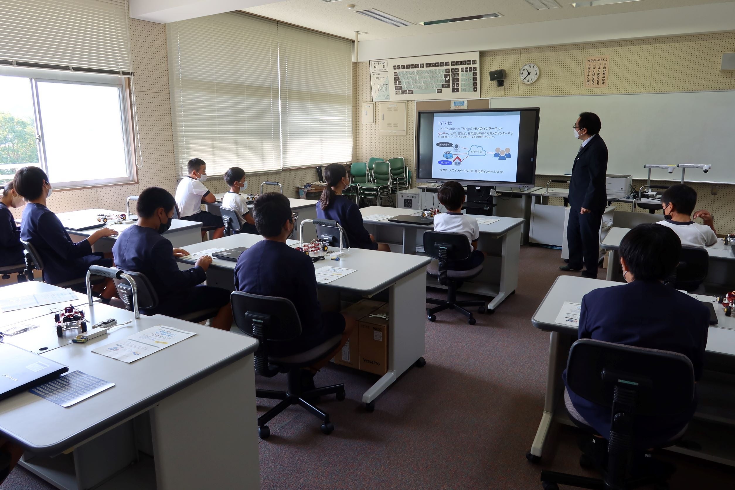 出前講座を受ける児童の様子