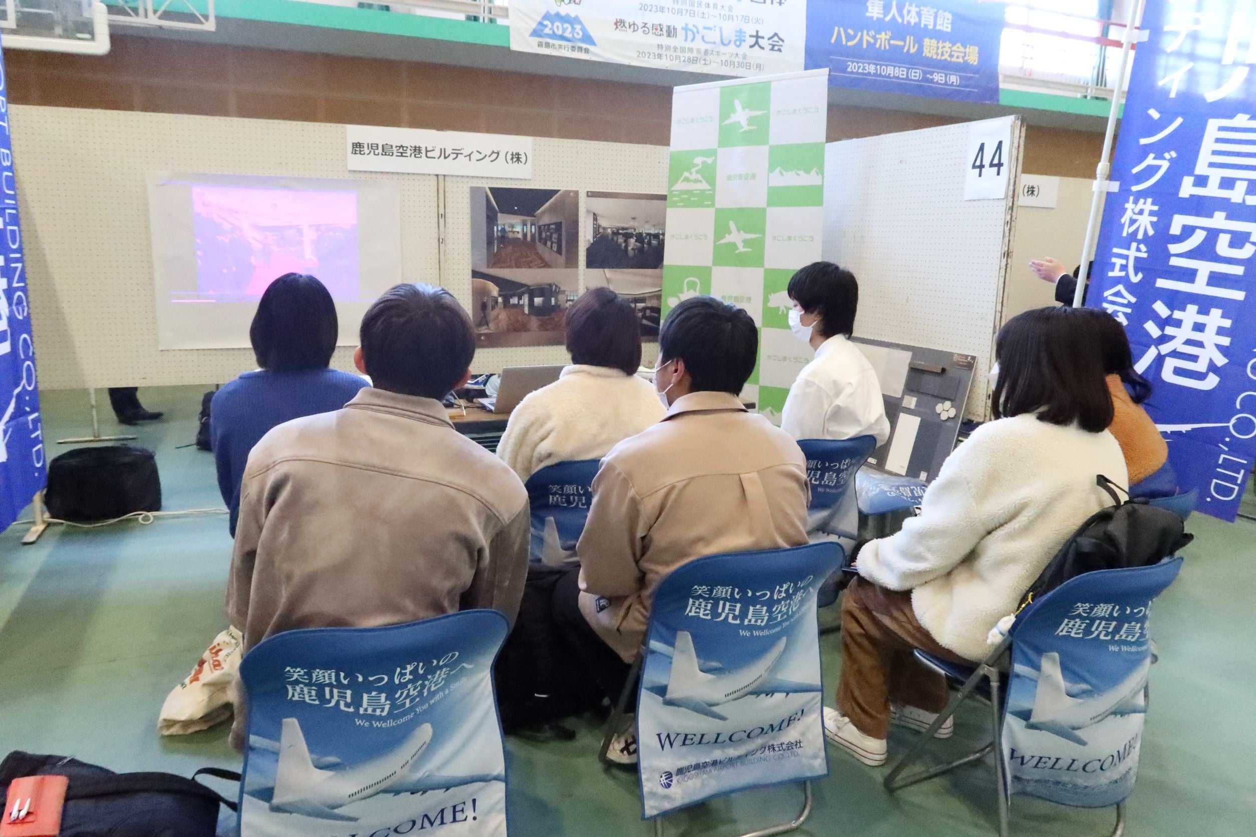 ブースで説明を聴く学生