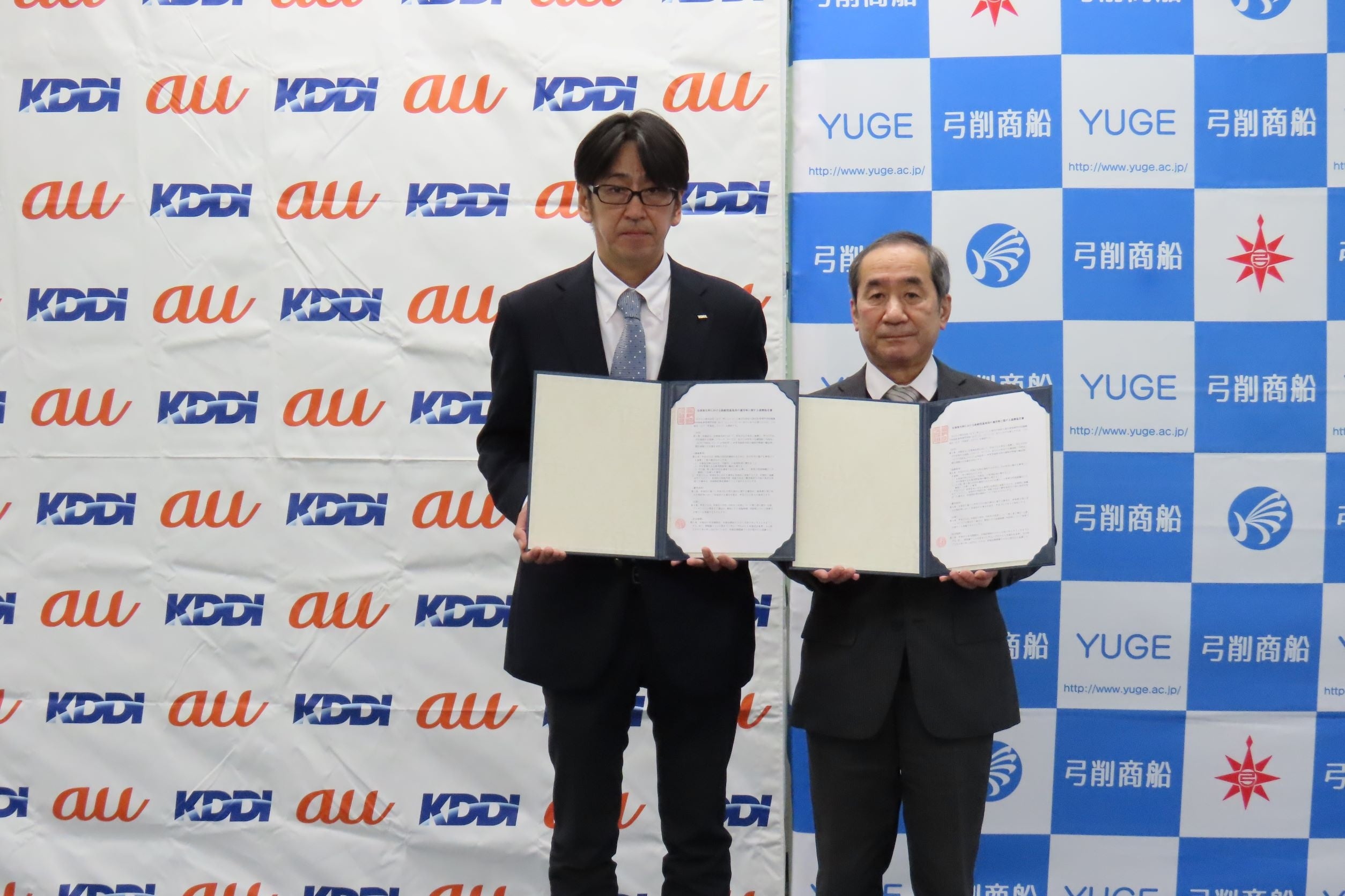 連携協定の締結を終えた弓削商船高専・石田校長（右）とKDDI株式会社エンジニアリング推進本部　波多江副本部長（左）