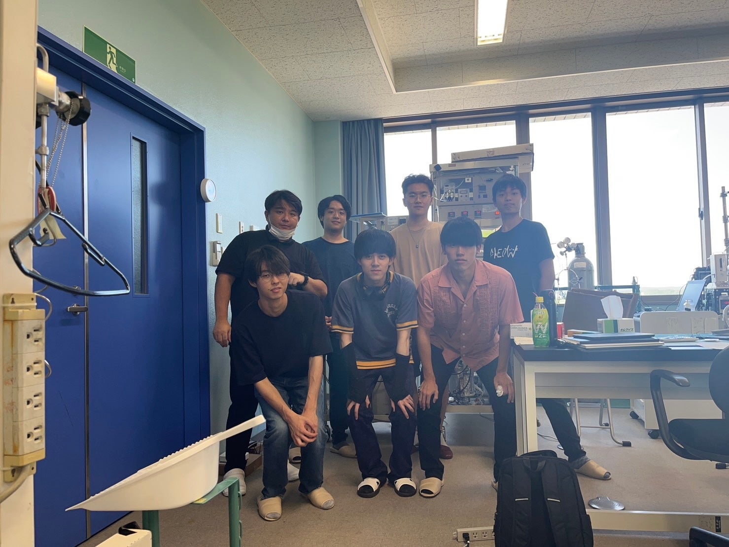 鶴岡高専 伊藤滋啓先生(左上)と現在の研究室のメンバー