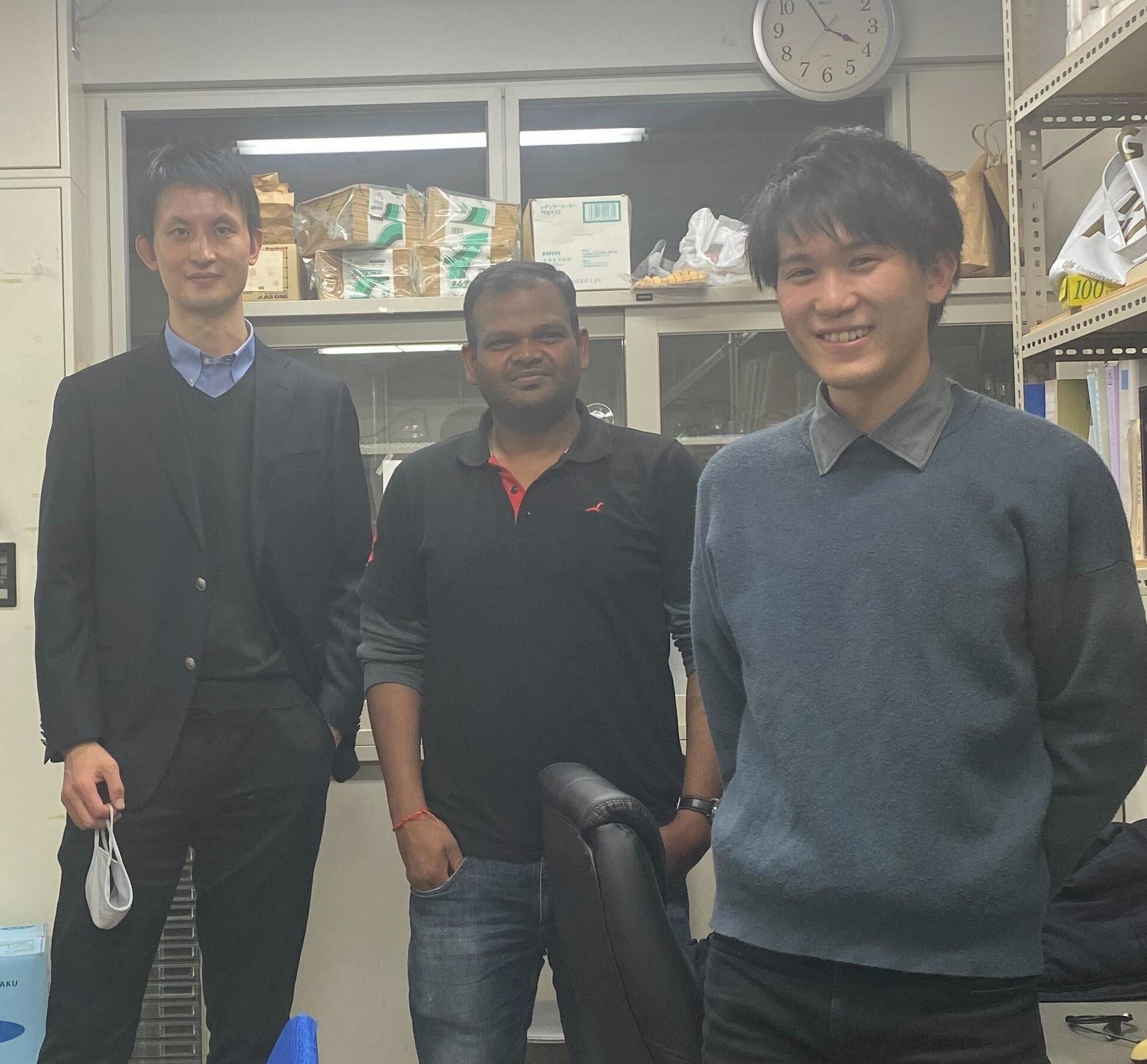 鶴岡高専卒業生の本間海斗さん（右）、掲載論文筆頭著者のSantosh K. Singhさん（中央）、筑波大学　武安光太郎　先生（左）