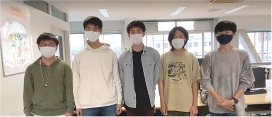 動画制作チーム集合写真（左から石橋君、木寺君、福元君、永利君、藤本君）