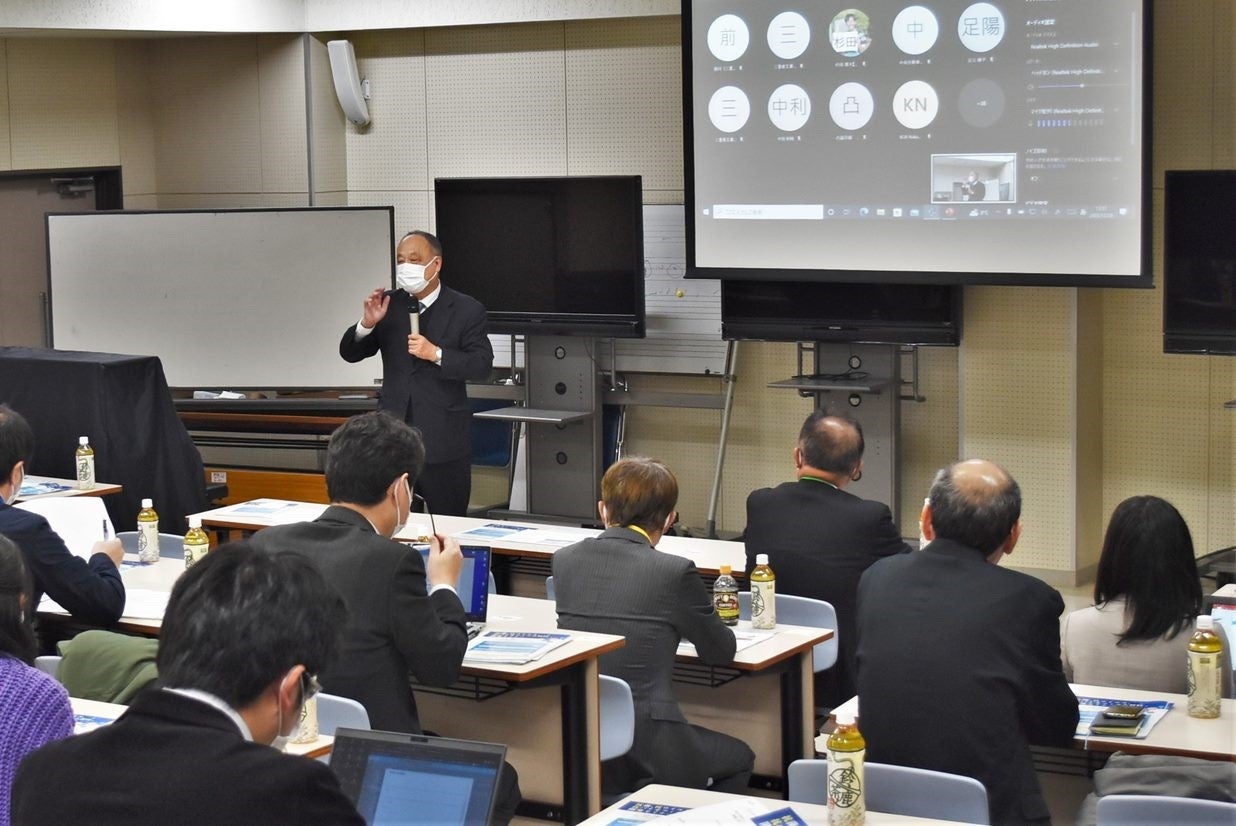 セミナー開催の挨拶をする竹茂校長