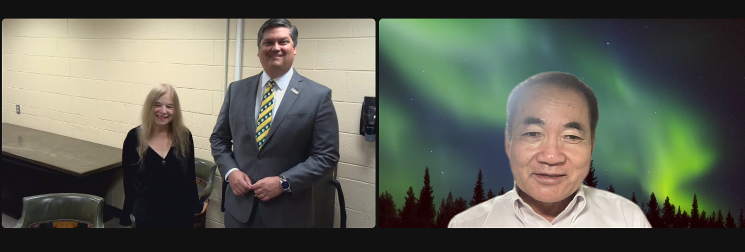 クラークソン大学の学長Marc P. Christensen博士（中央）に本を謹呈するDana M. Barry教授とZoomで報告する兼松秀行特命