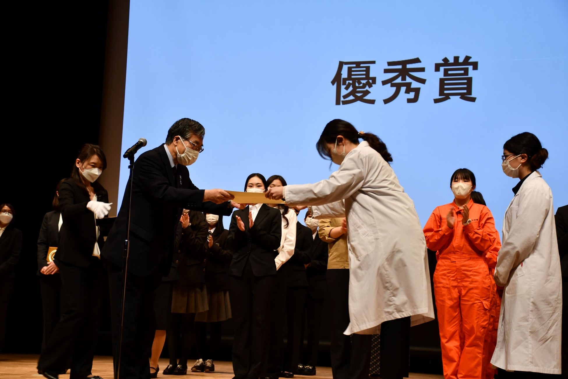 国立高専機構 谷口功理事長から賞状を受け取る専攻科生の松田望来さん