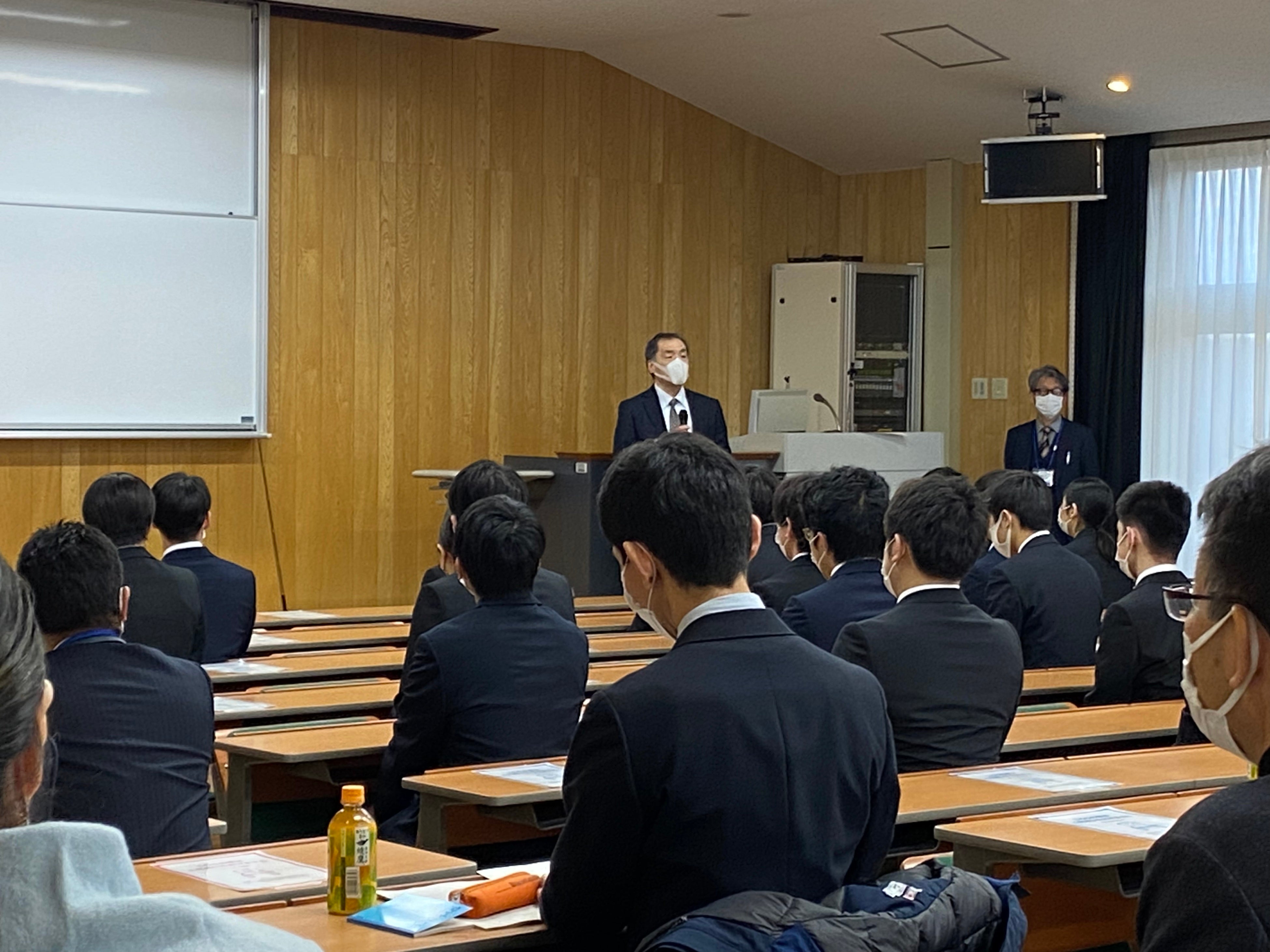 開催の挨拶をする嶋倉校長