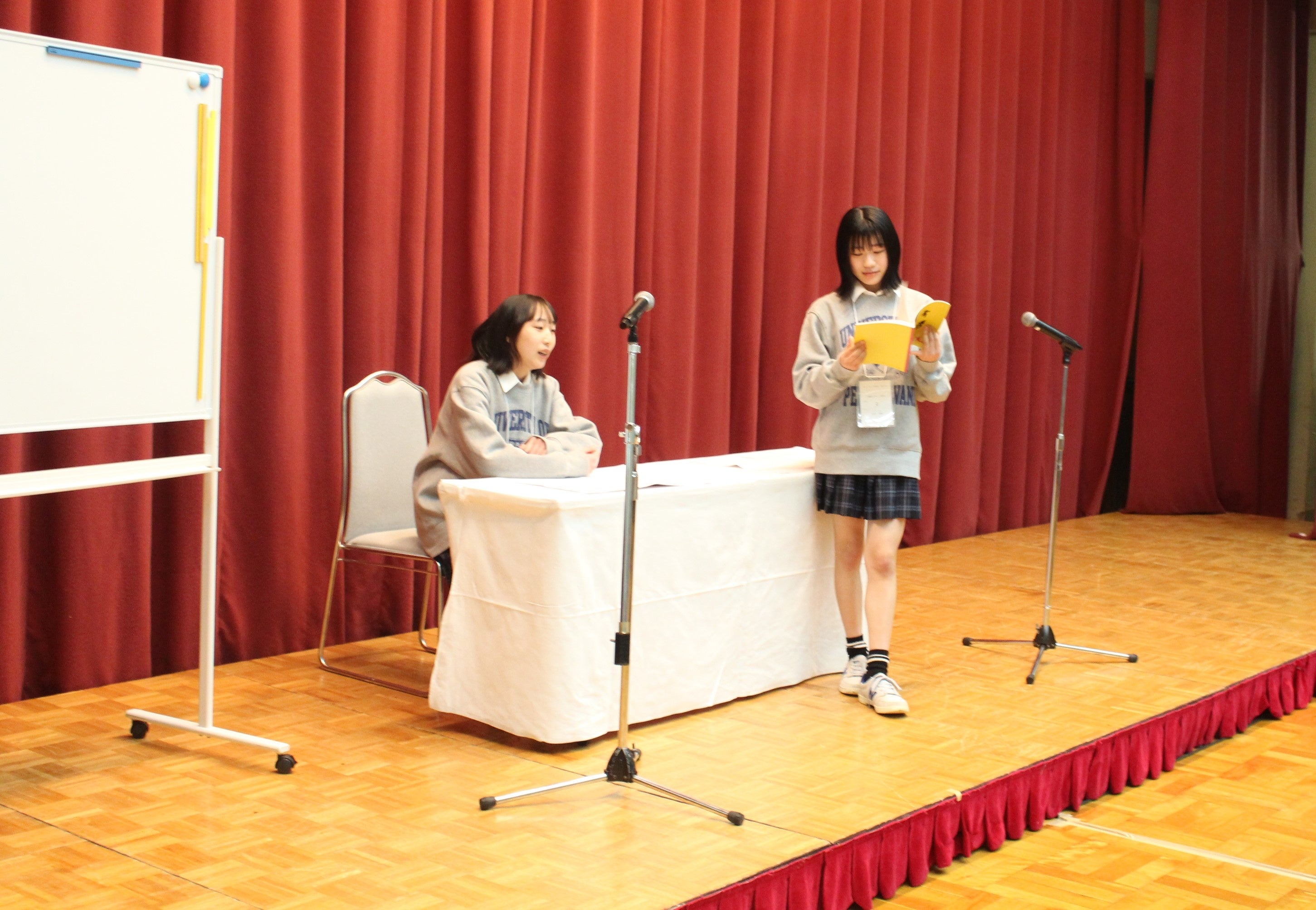 2022年度「話してみよう」富山大会中高生スキット部門で最優秀賞を受賞した石田彩帆さん、野尻芽生さん