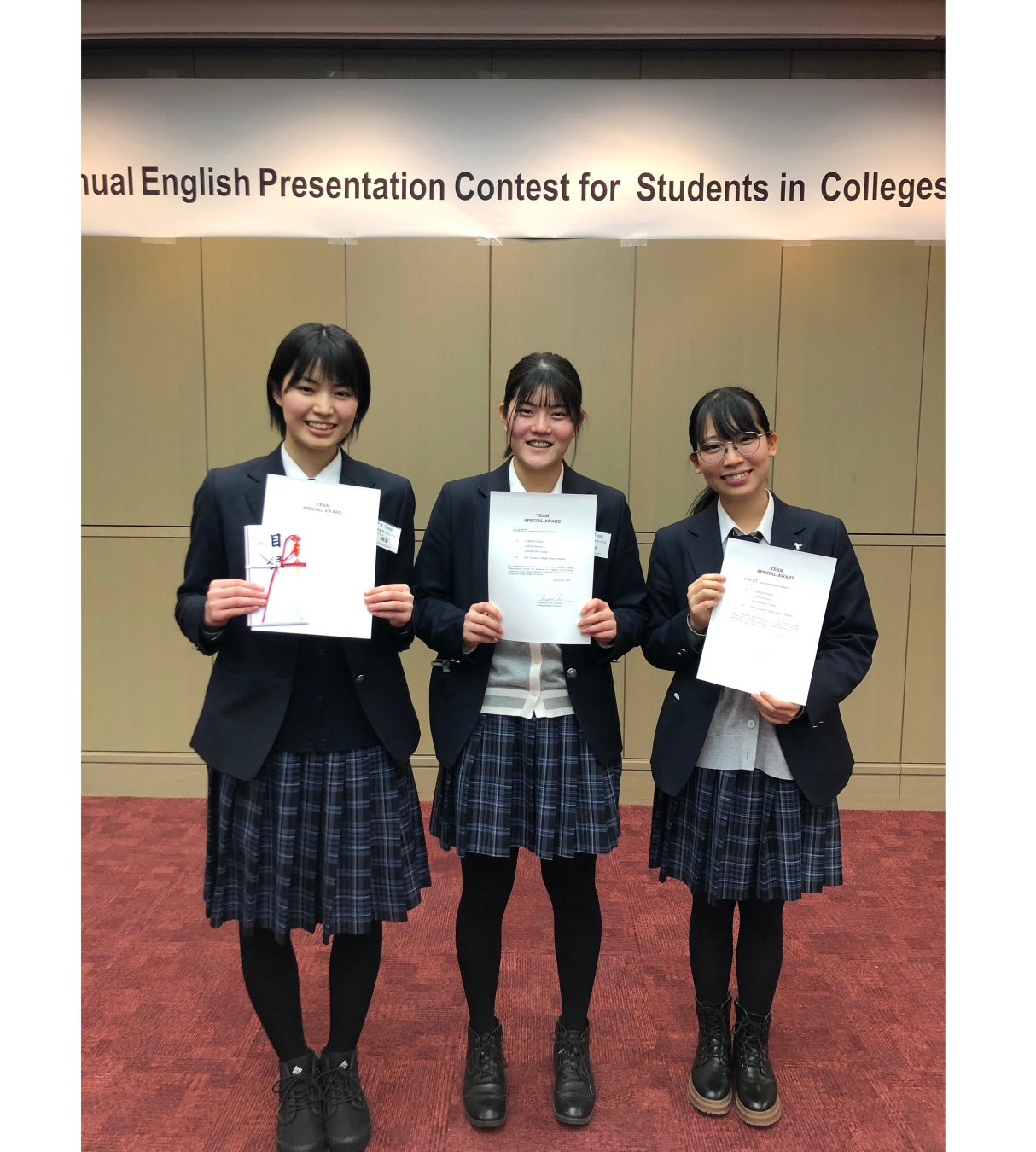 高専英語プレコン全国大会チーム部門で特別賞(COCET賞)を受賞した地田晴菜さん、西村優月さん、山田彩七さん