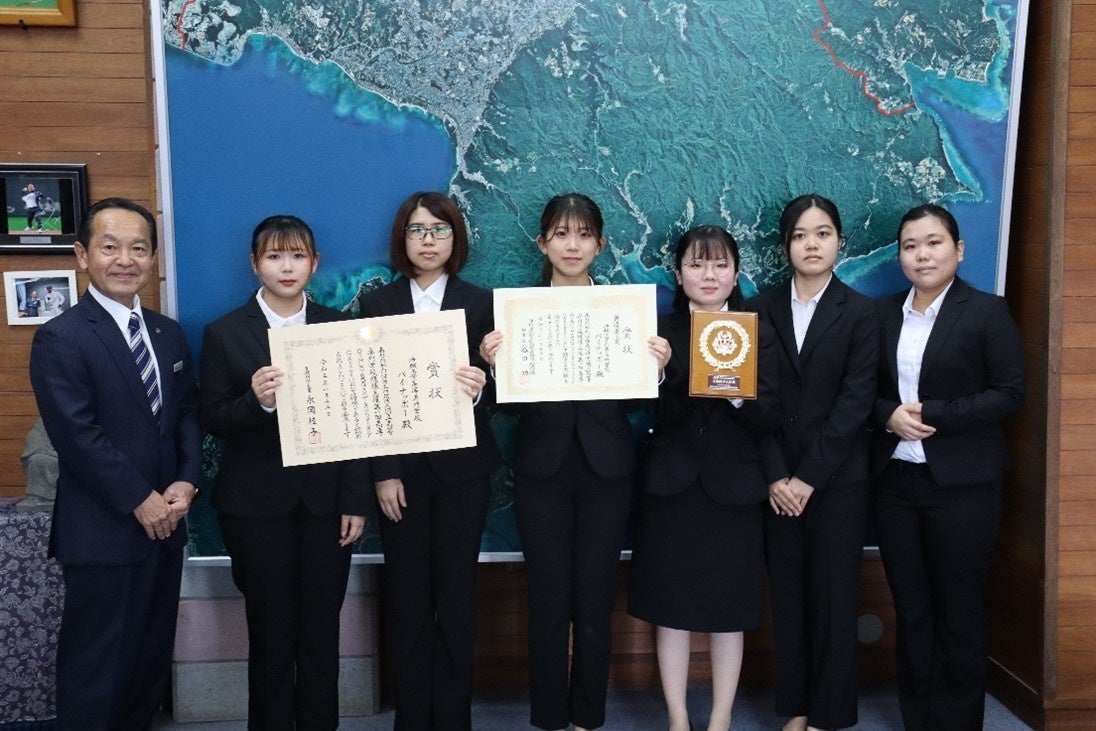渡具知名護市長(左)とチーム「パイナッポー」の学生たち
