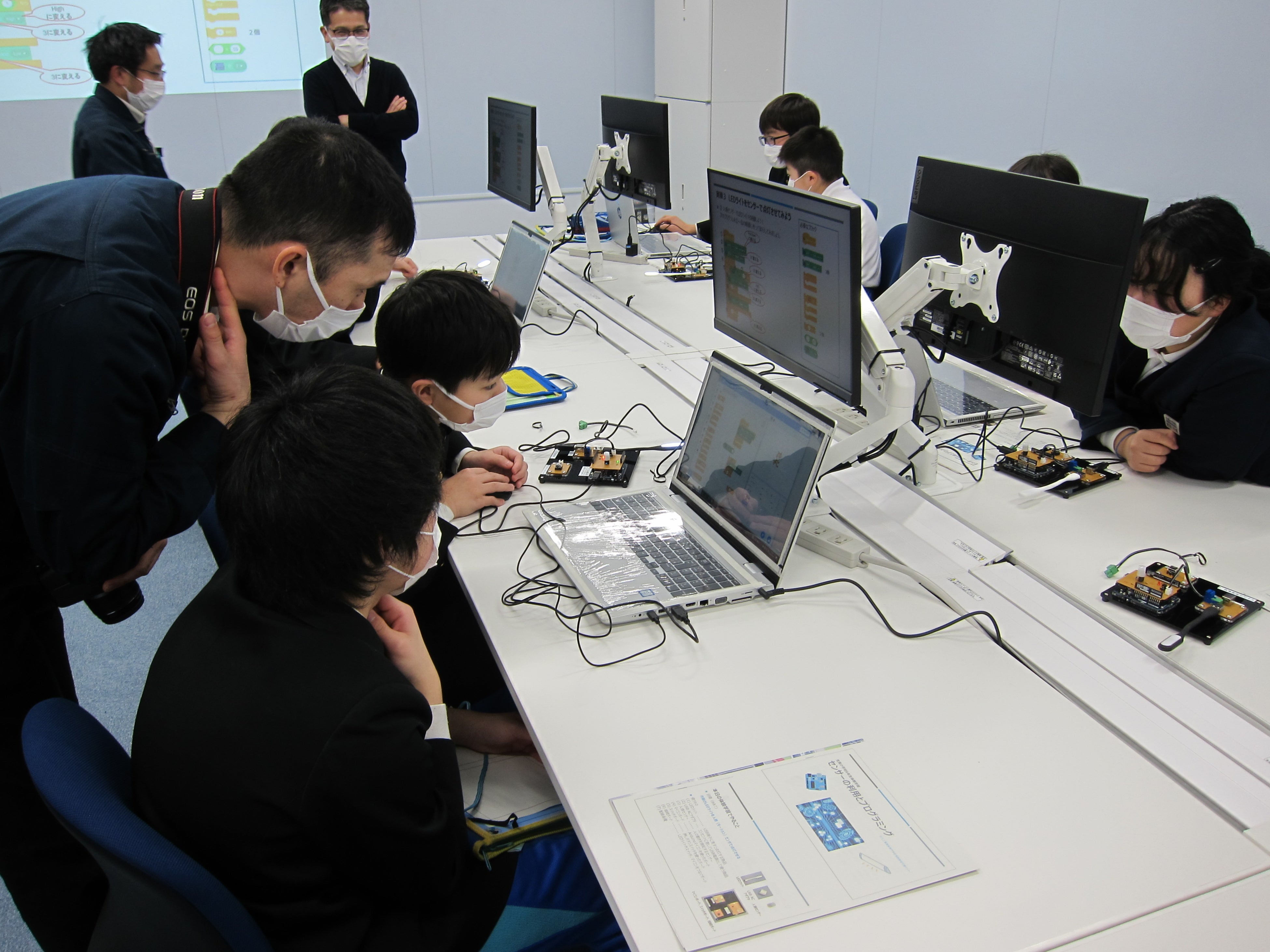 プログラミングの指導を受ける児童生徒