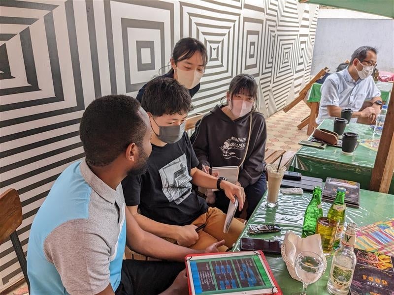 NuMutware社の関係者と打合せをしている様子