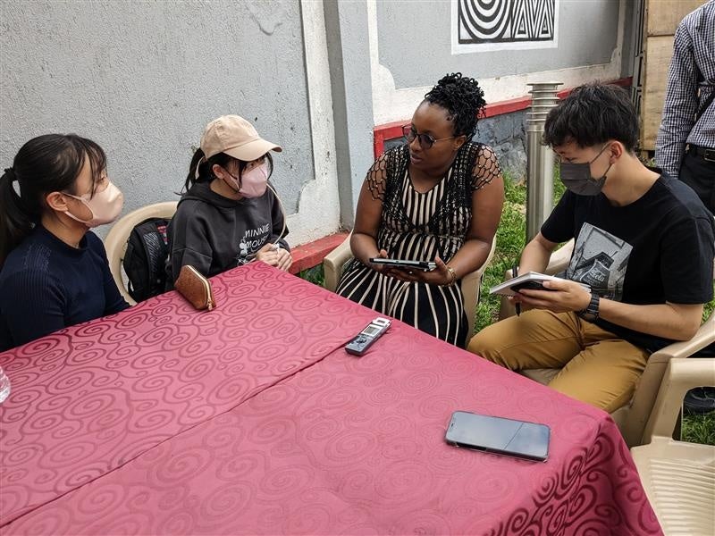 NuMutware社の関係者と打合せをしている様子