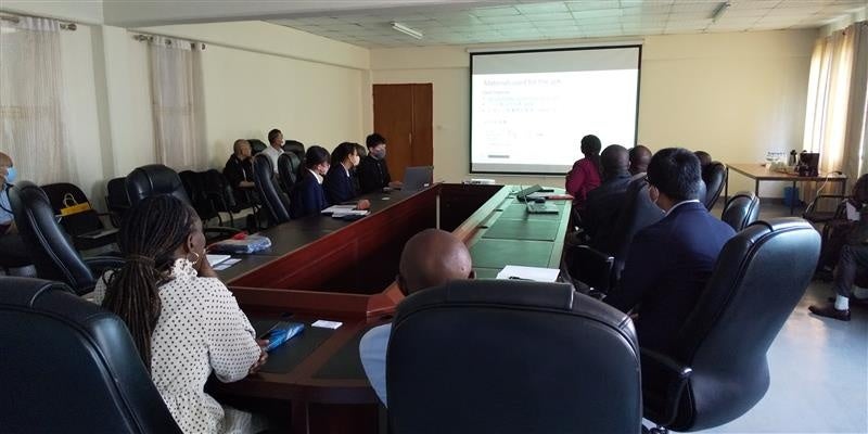 トゥンバ高等技術専門学校の先生方にアプリの説明をする様子