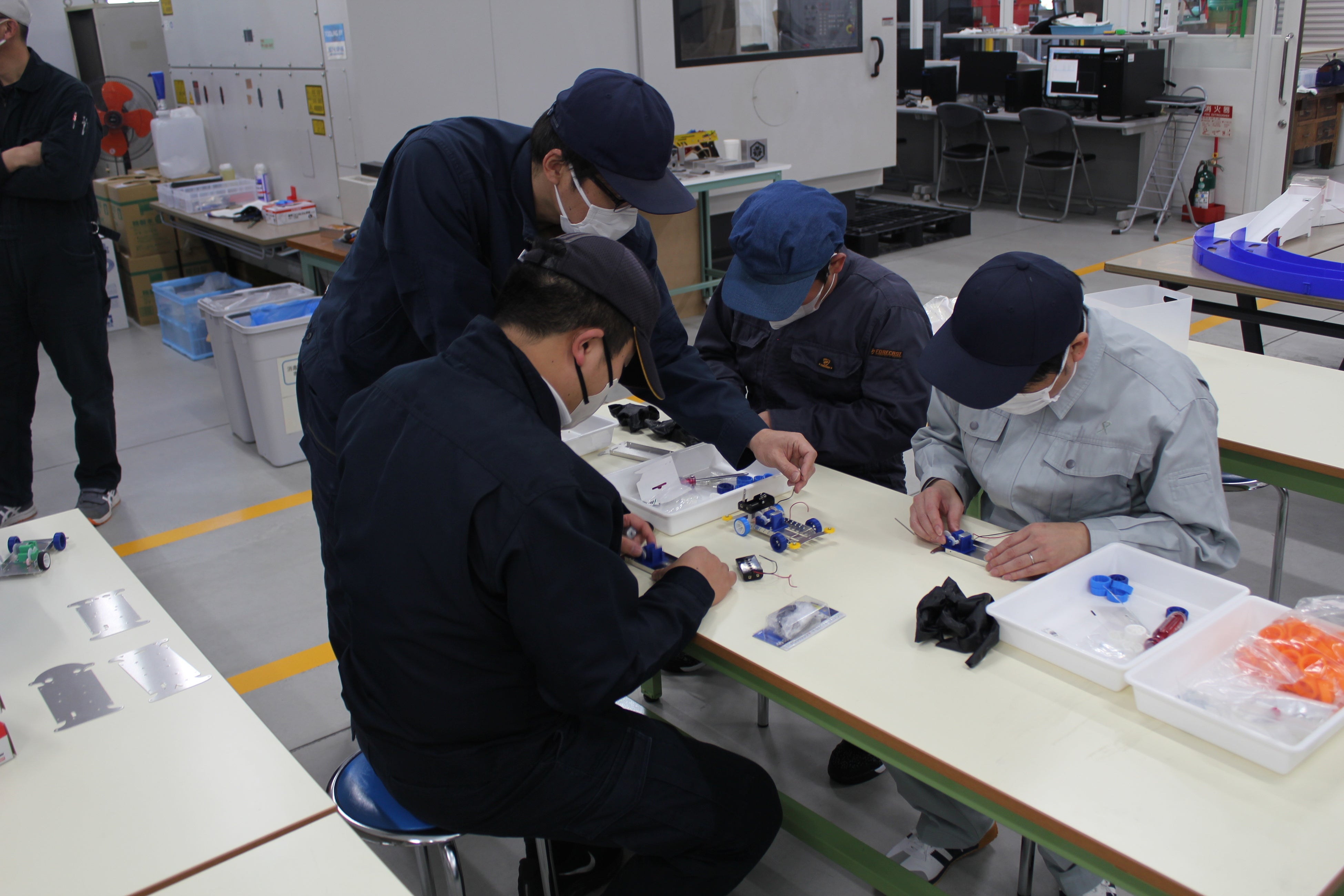 オリジナルカーの組立ての様子