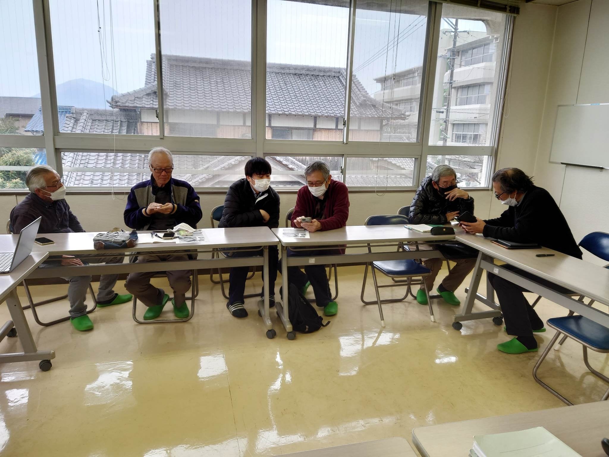 教員と学生それぞれが教える様子