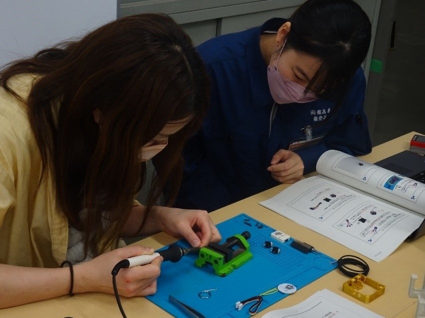 はんだづけ作業の様子