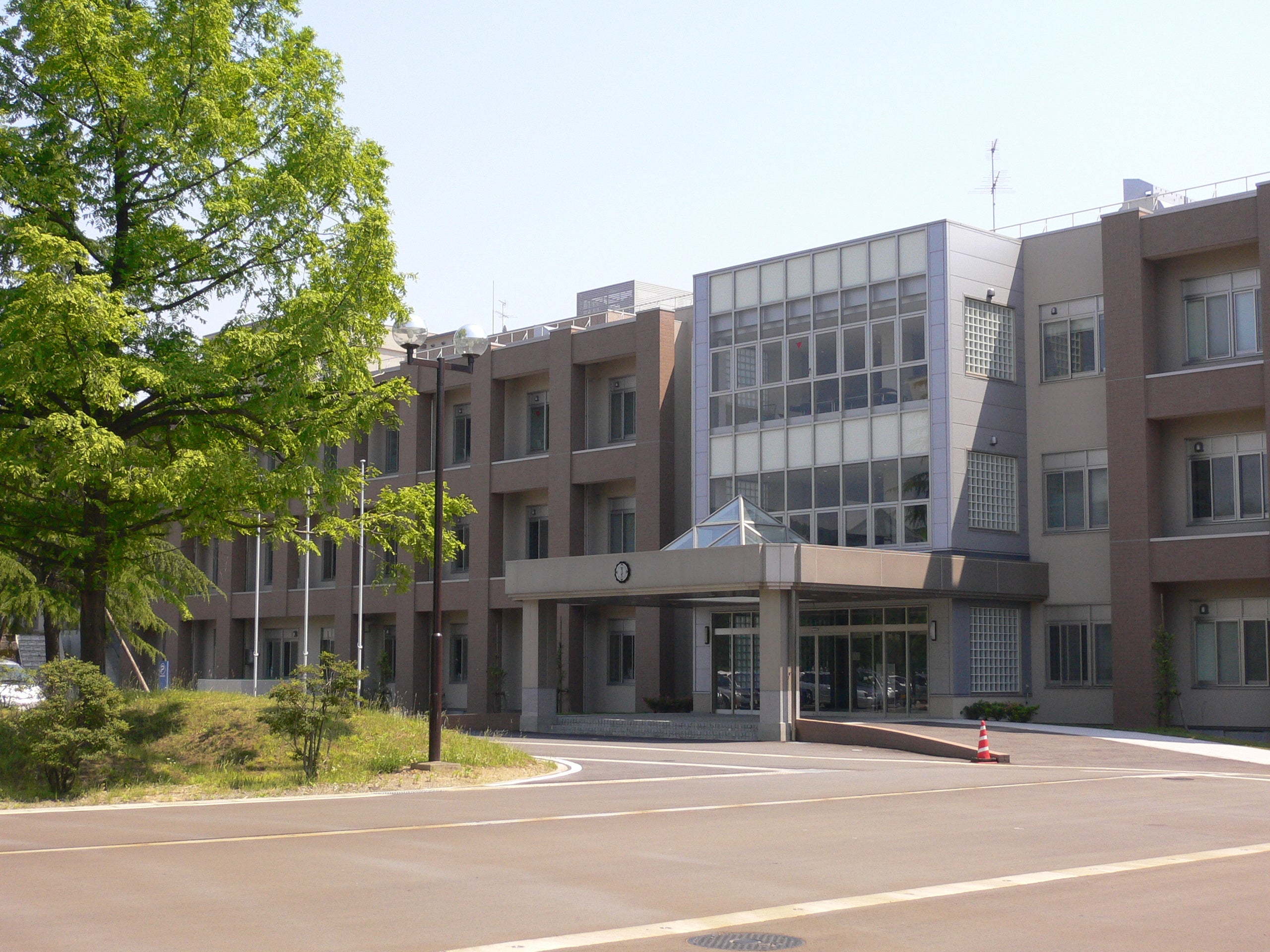 長岡高専校舎正面入口
