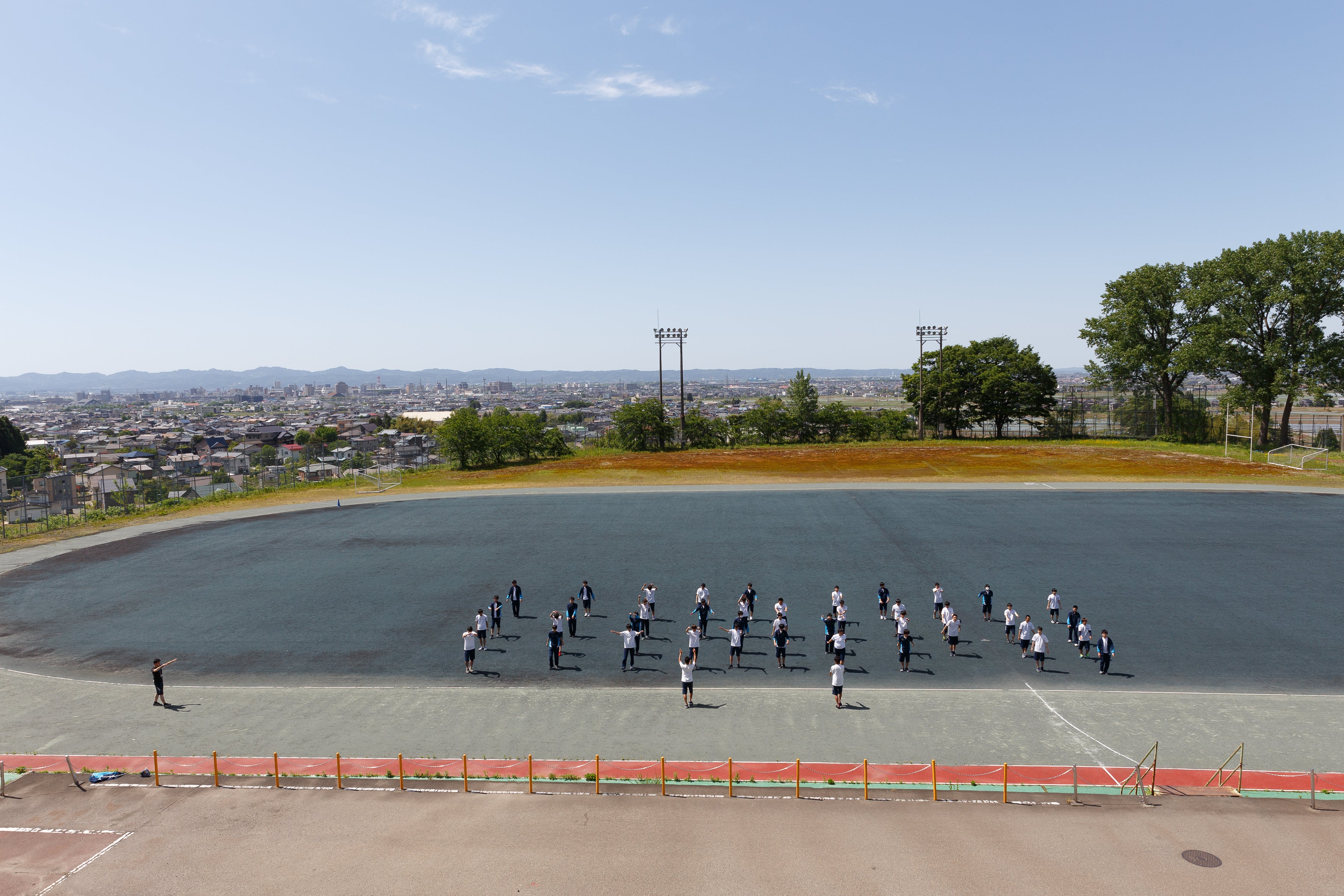 校舎からグラウンド、長岡市街、越後平野を望む