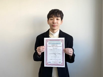 写真1　 Student Best Paper Awardを受賞した與田悟史さん