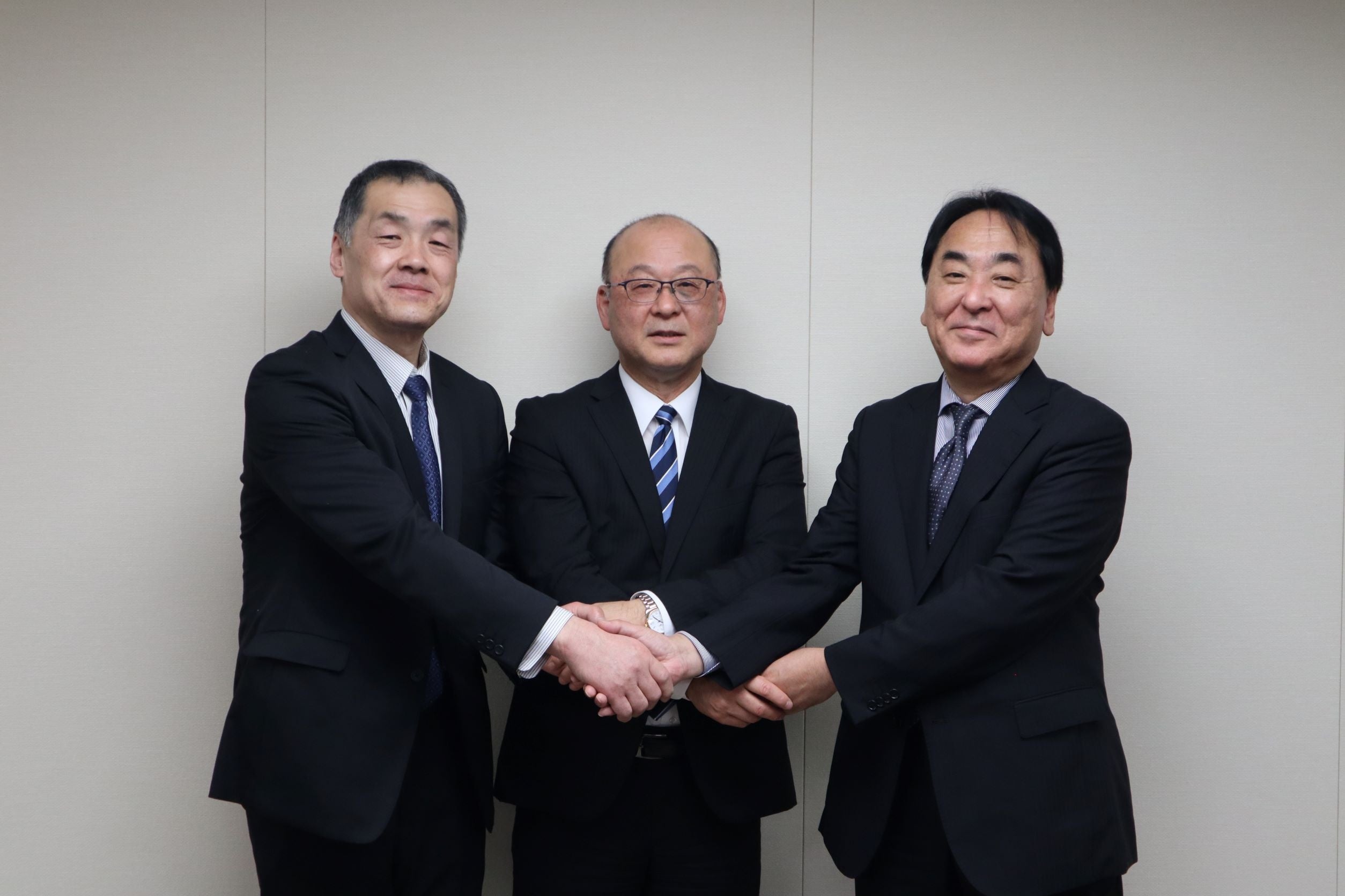 （左から）石川高専 校長 嶋倉 剛、コマツ CTO（兼）開発本部長 渕田 誠一、クオリカ 代表取締役社長 辻本 誠