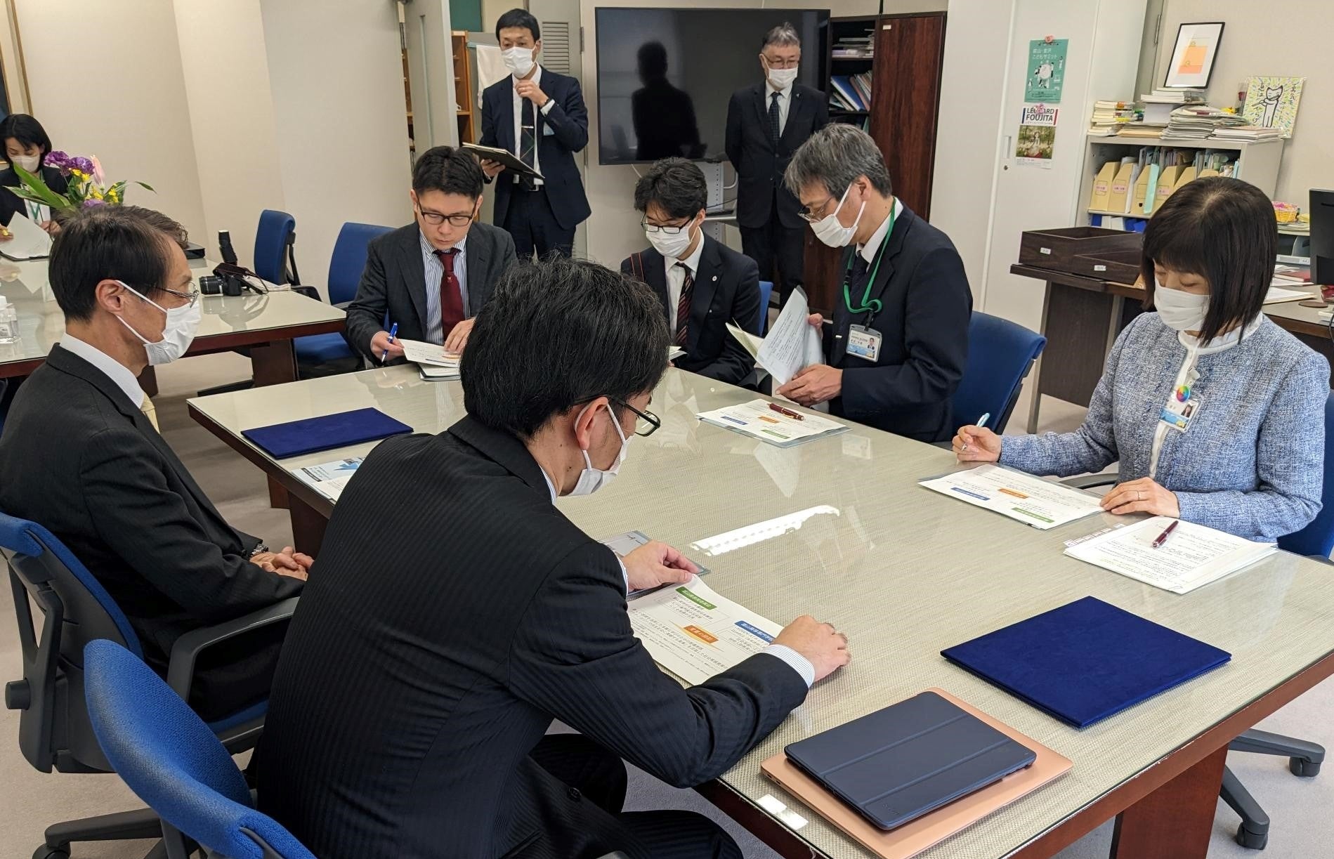 荻野教育長に富山高専での取り組みについて秋口准教授から説明をしている様子