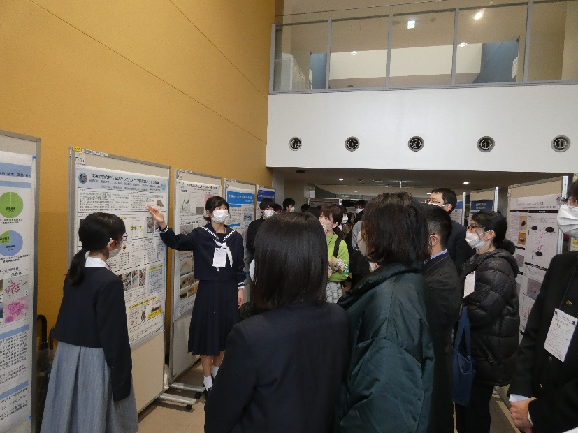 ポスター発表する小中学生