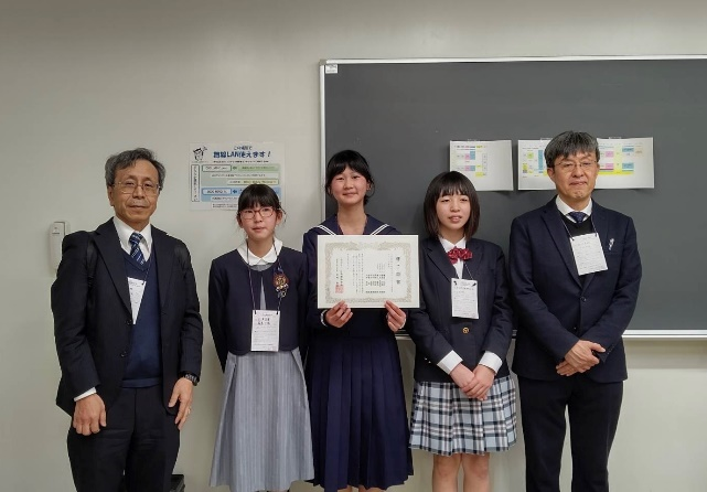 修了証書を授与された小中学生