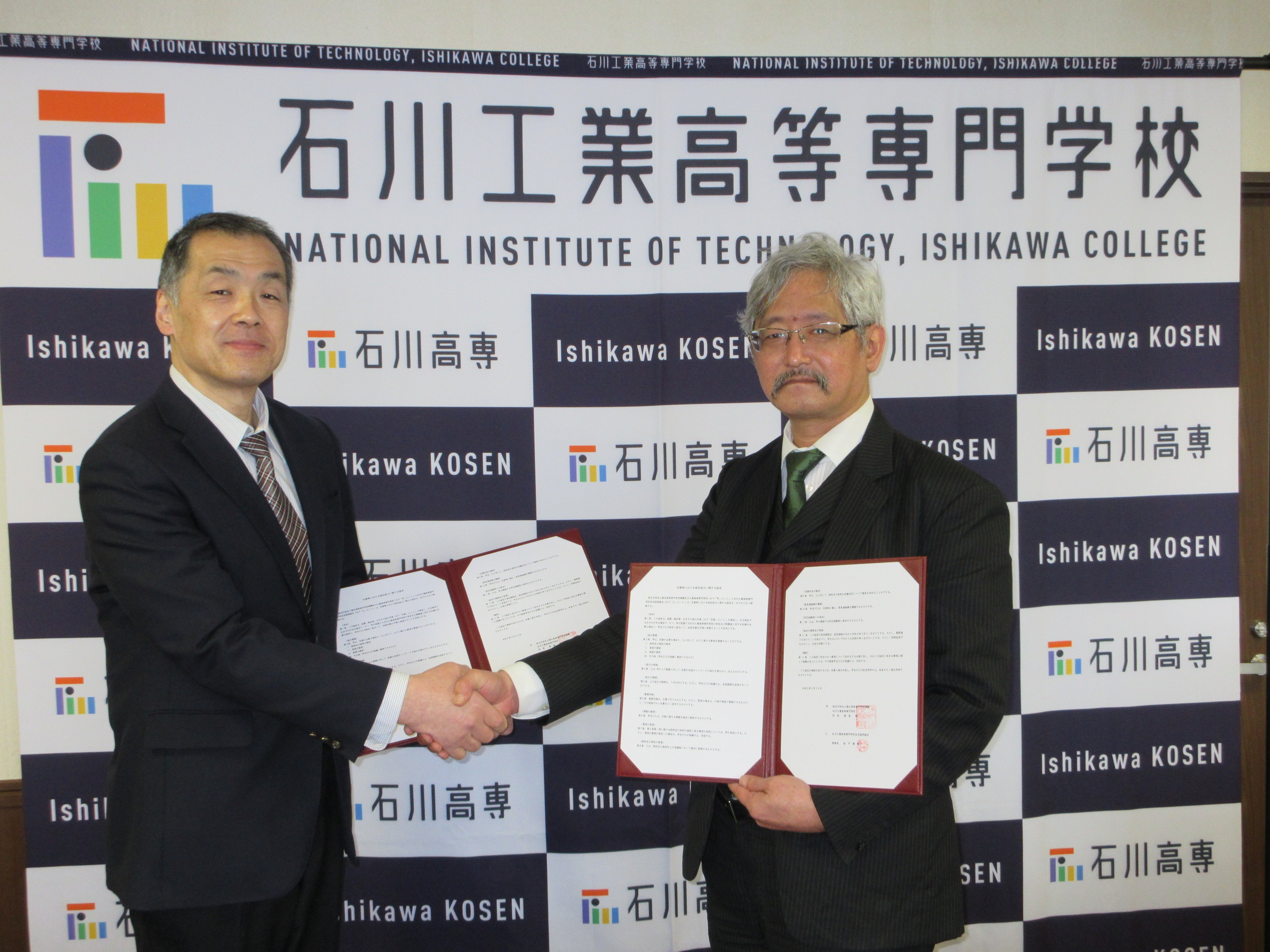 左から石川高専 嶋倉校長、石川高専生協 船戸理事長
