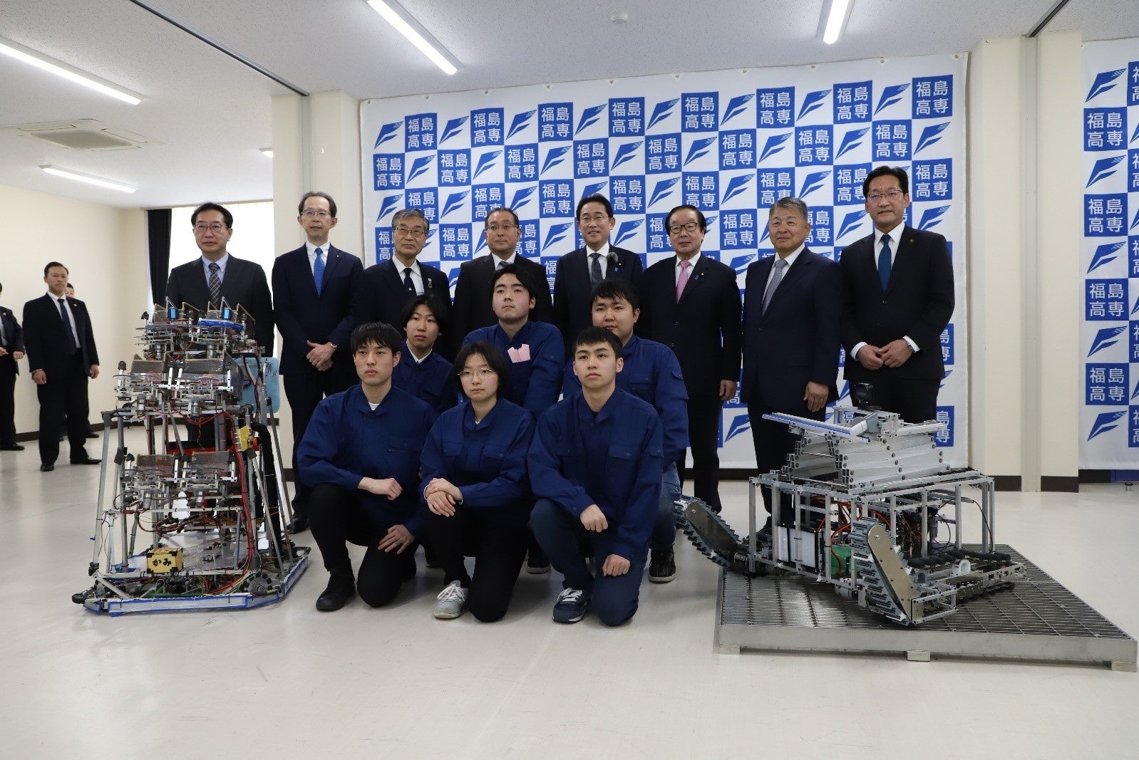 三列目左から池田貴城文部科学省高等教育長、内堀雅雄福島県知事、谷口功国立高等専門学校機構理事長、 田口重憲福島高専校長、岸田文雄内閣総理大臣、渡辺博道復興大臣、山崎光悦福島国際研究教育機構理事長、 内田広之いわき市長