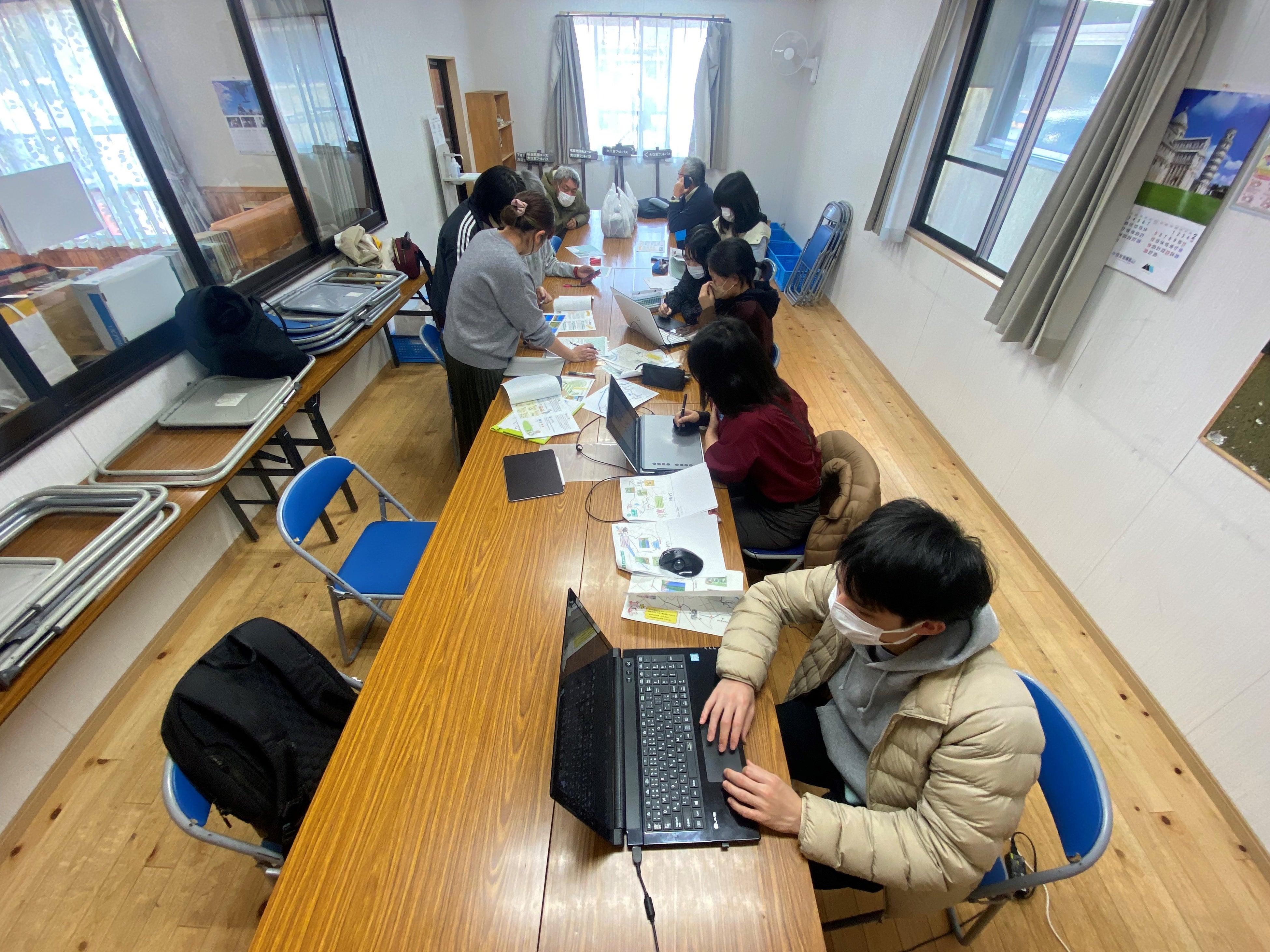 最終打ち合わせの情景。右側手前から塩田雄大さん、福迫ゆいさん、東ほのかさん、永野陽芽さん、荊原久美子さん