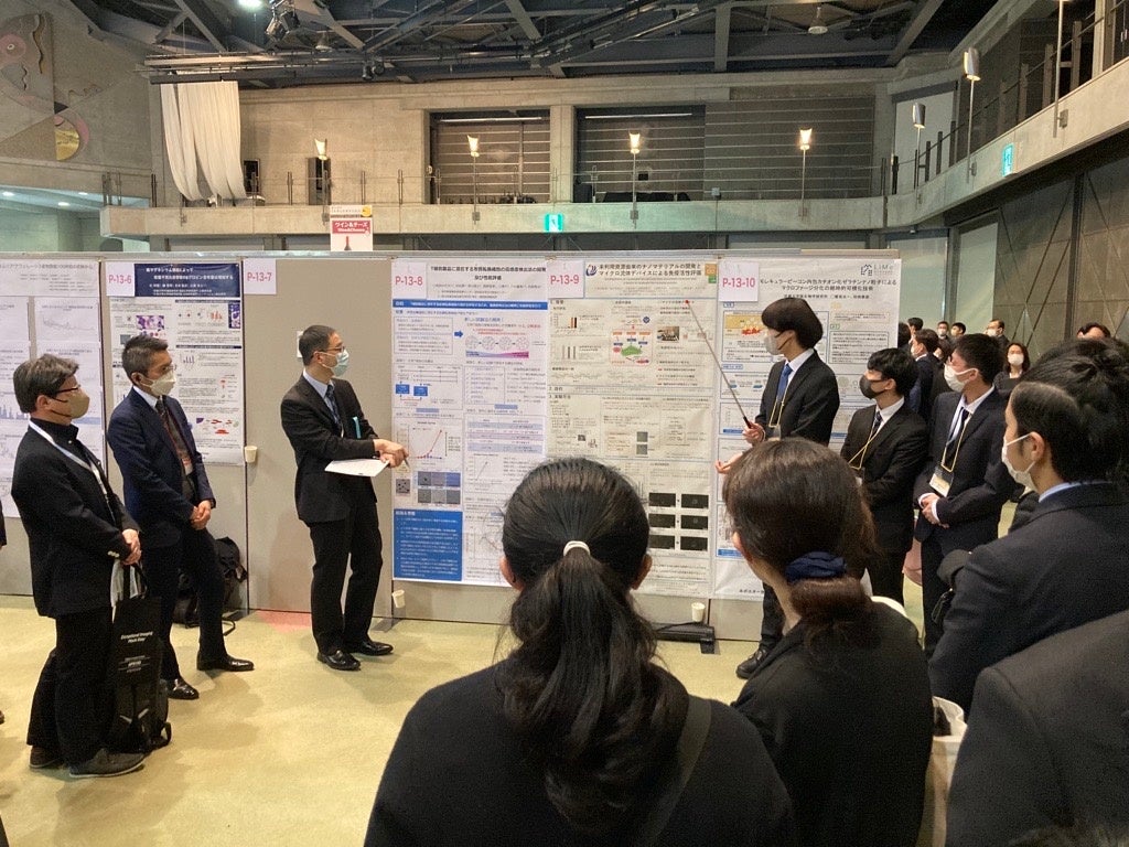 一般の発表者に混じり、５分間のショートプレゼンとポスター発表を堂々と行いました。