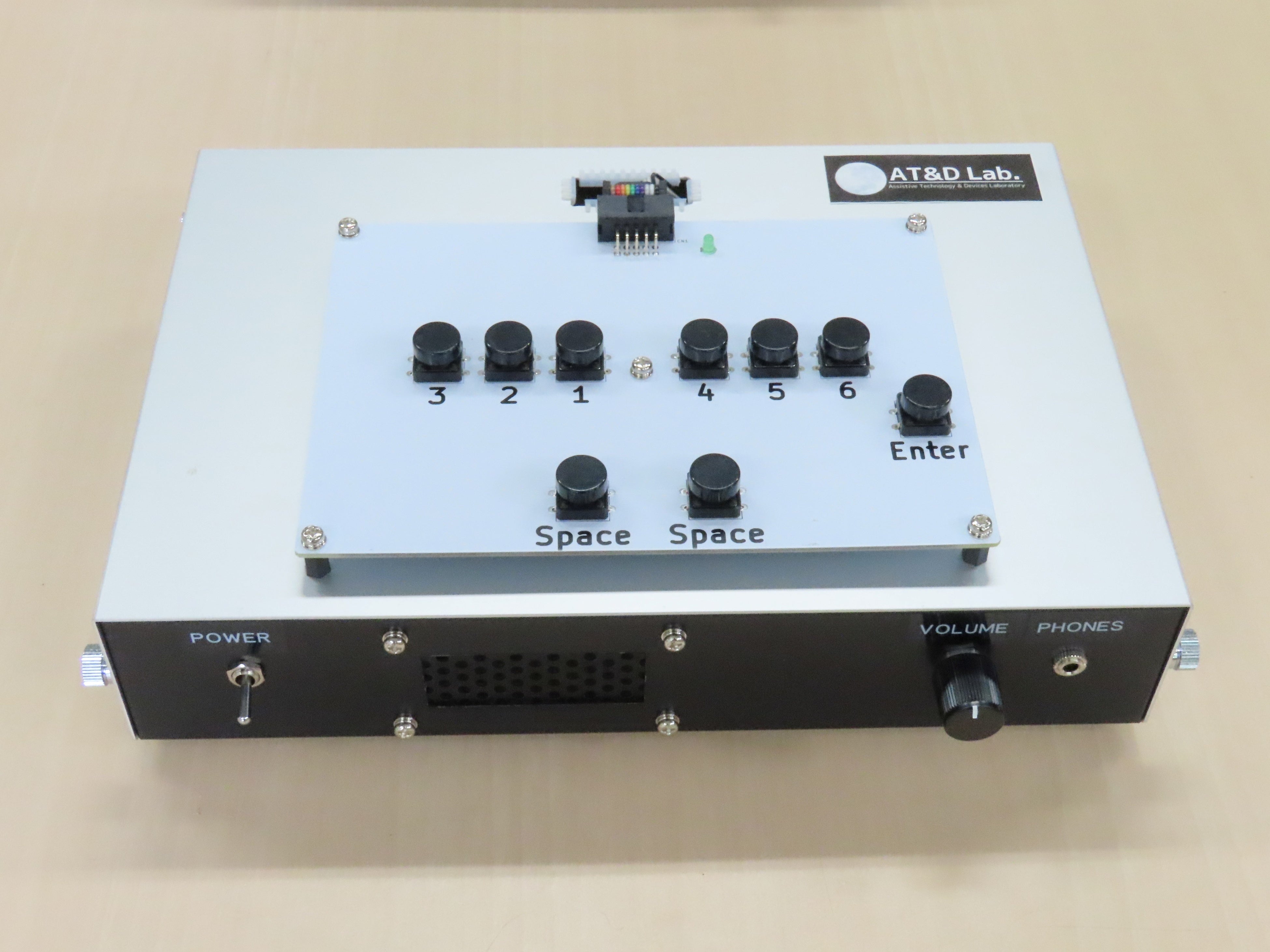 AT機器の一例「音声点字学習教具」