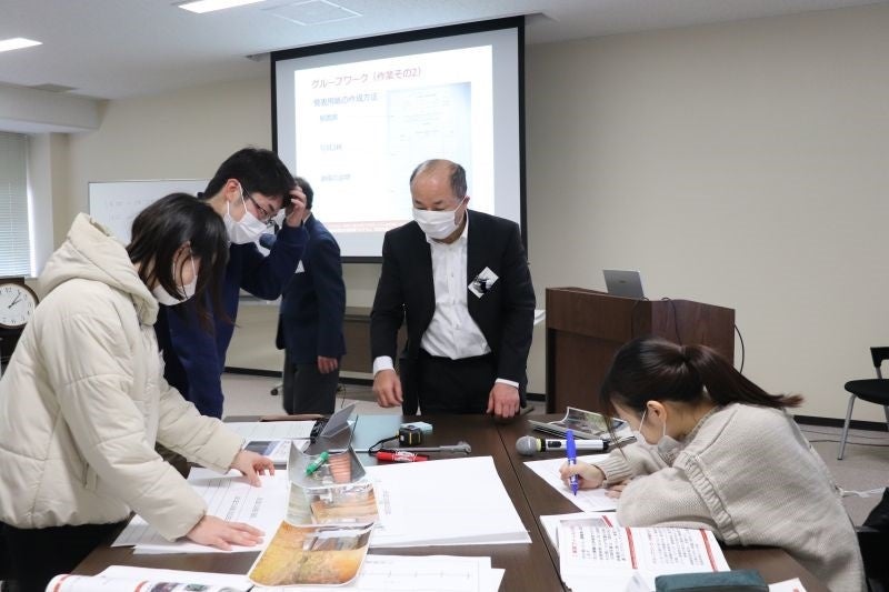 教育実習「実務家に学ぶインフラメンテナンス講座」での講義風景（グループワーク）