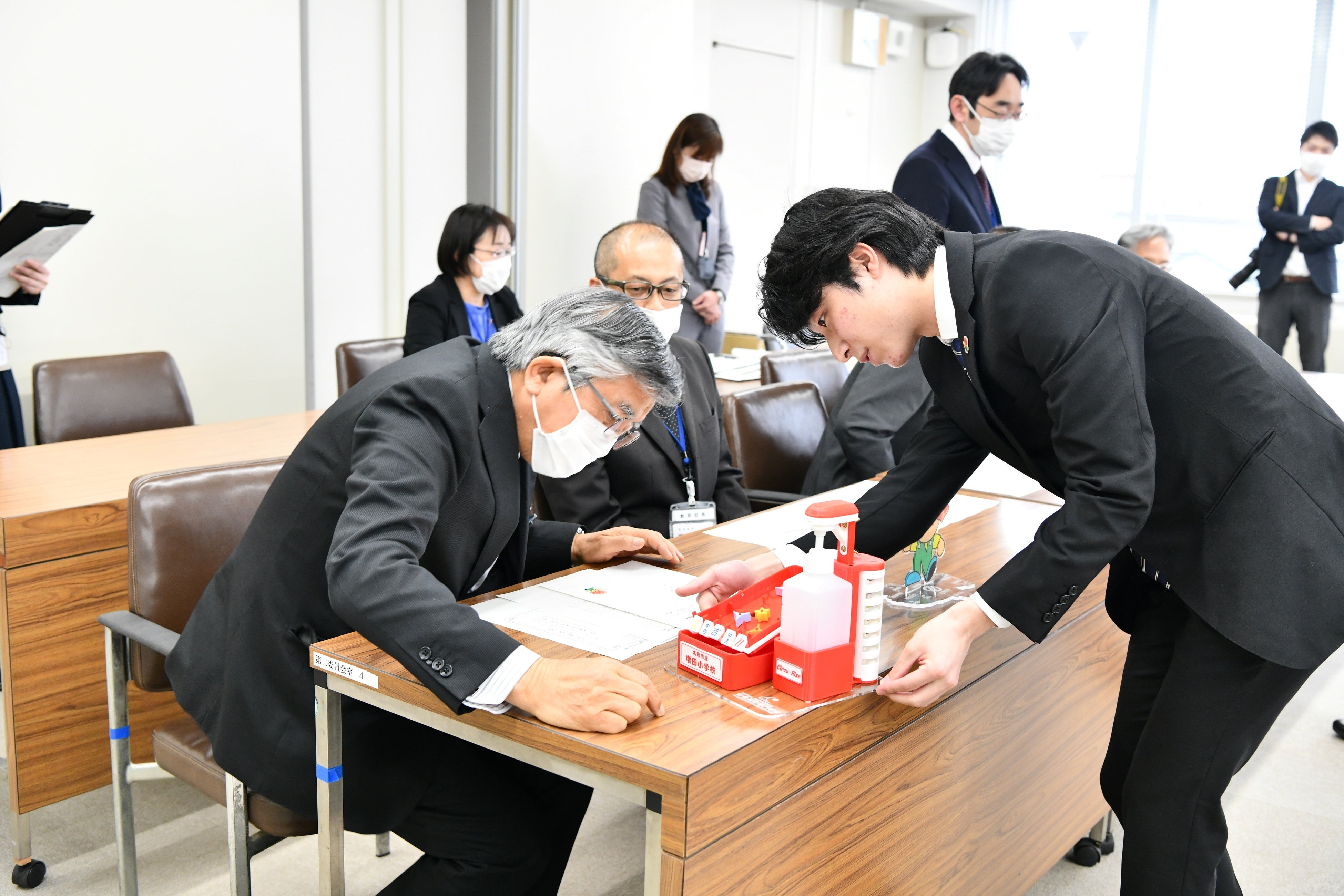 仕組みを説明する白田陽彩人さん