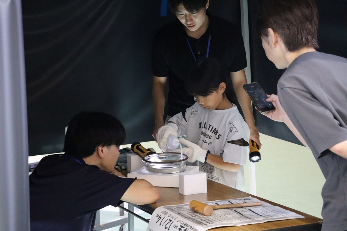 出展ブースの様子(霧箱を使って放射線をみよう)