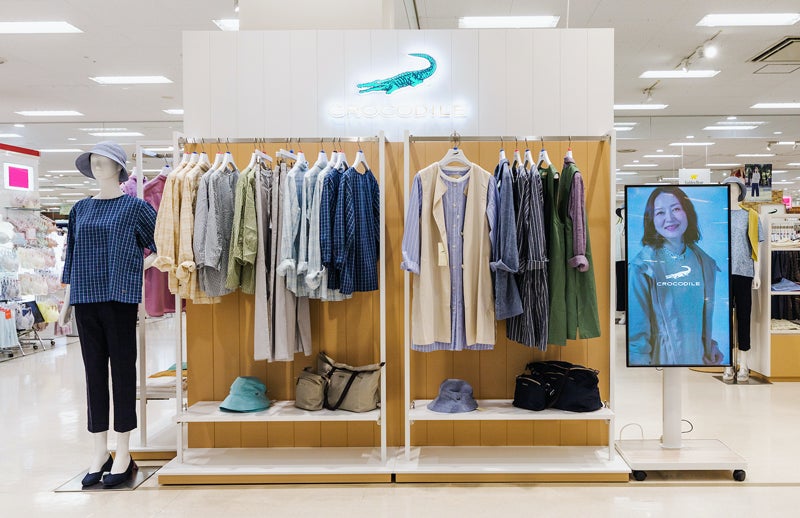 2022年5月にリニューアルオープンした店舗では、店頭のサイネージにECサイトと同様のショート動画を流すことにより、来店促進に活用している。