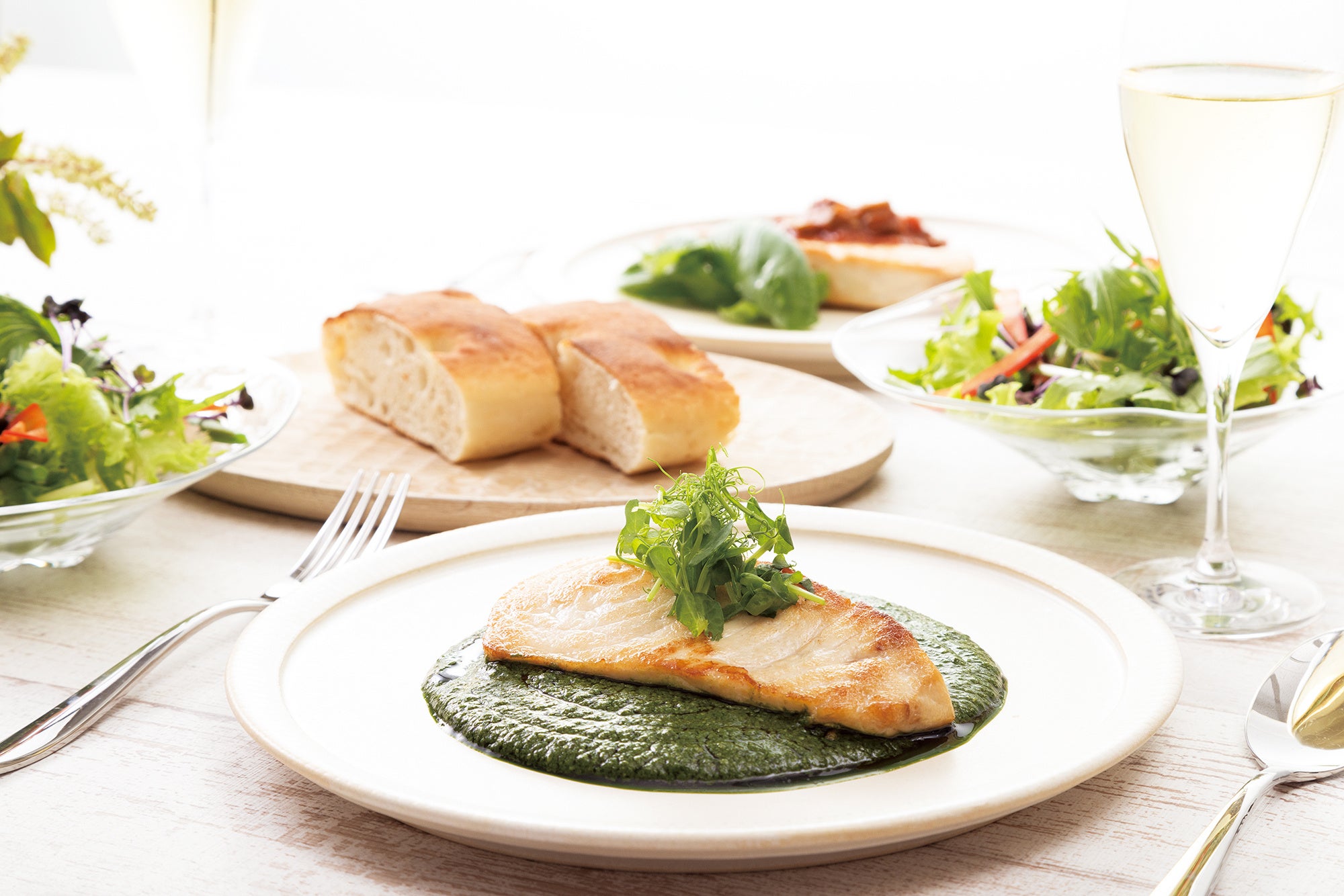 ソース際立つメカジキのポワレ たっぷりほうれん草と青じその濃厚ジェノベーゼ