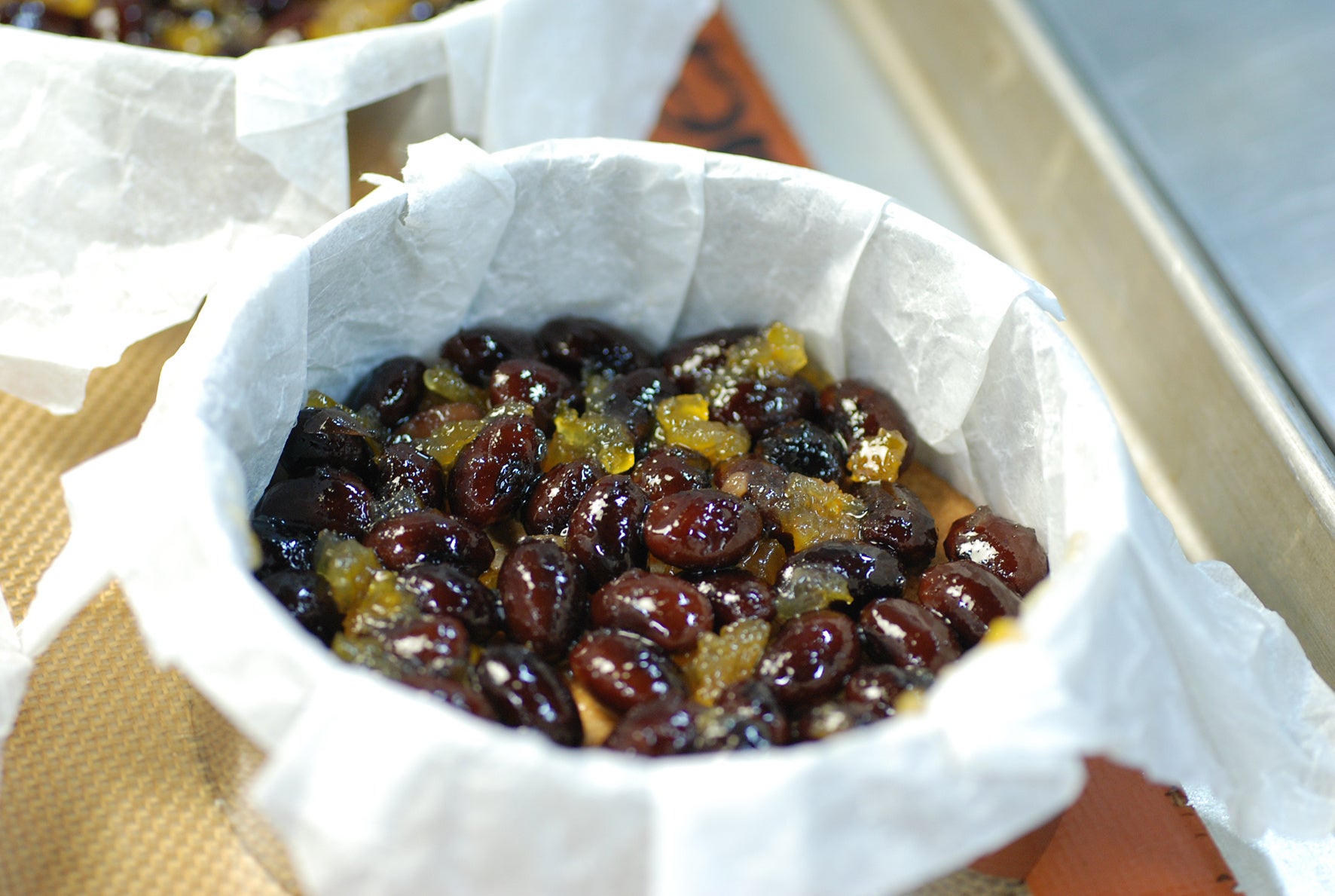 丹波黒豆煮と本柚子ピールがたっぷり入っています。