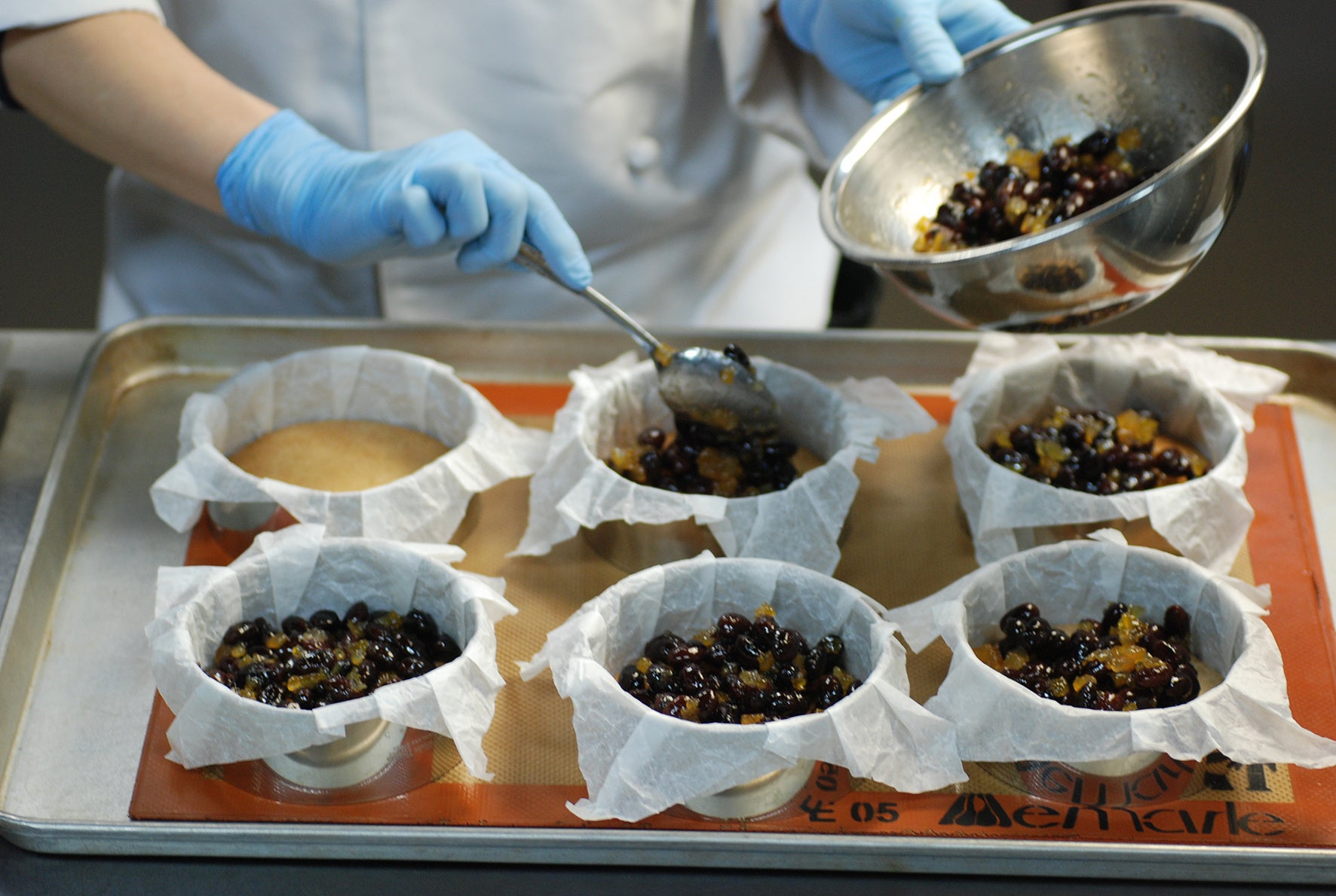 丹波黒豆煮と本柚子ピールがたっぷり入っています。